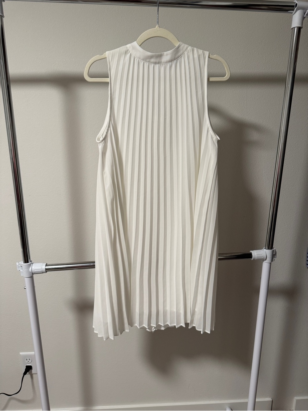 Wishlist Apparel Women’s M White Pleated HighNeck Sleeveless Tunic Blouse NWOT